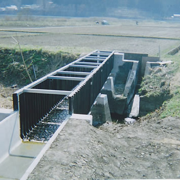 農業用水路の架樋設置（青森）